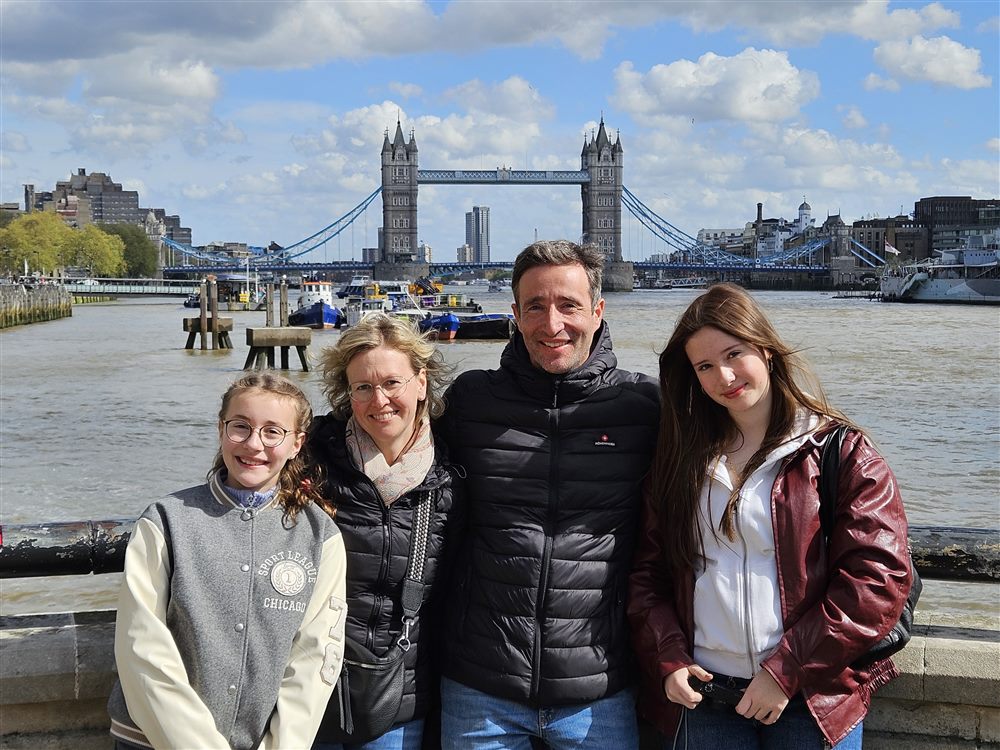 Angel Perez Valence mit seiner Familie vor der Tower Bridge in London