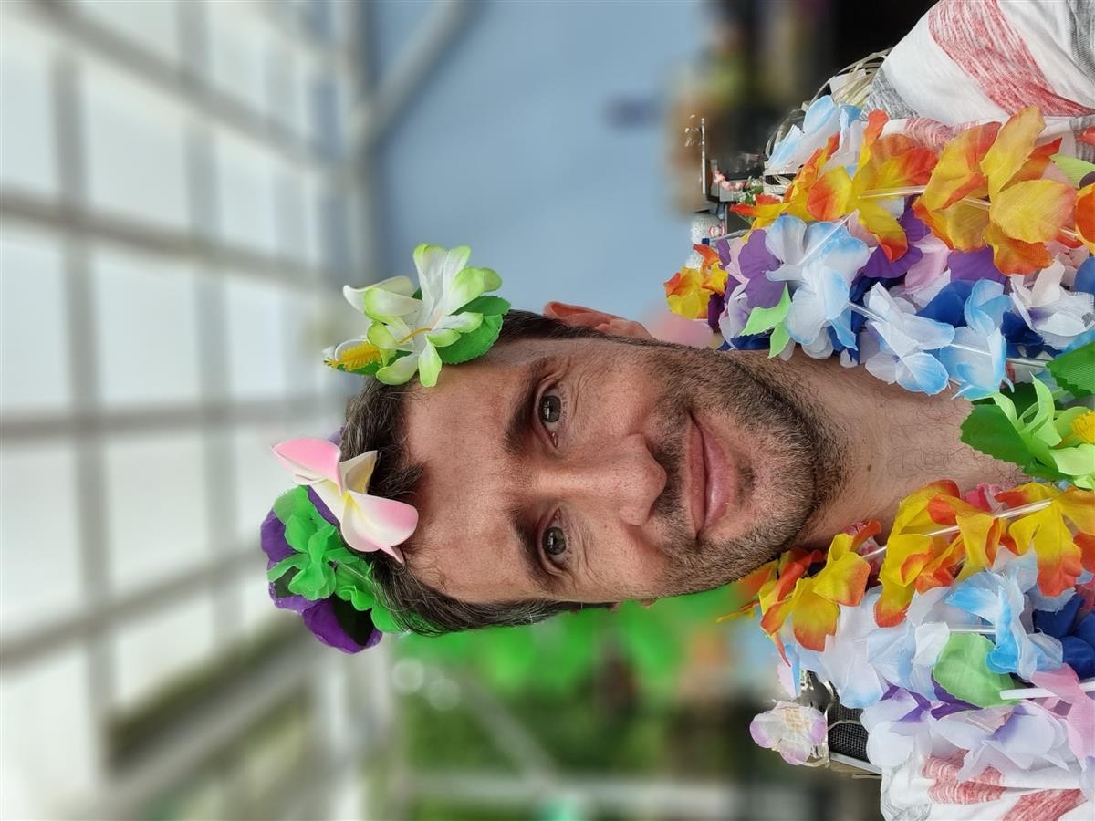 Angel mit Blumenkranz und Blumenkette bei Smillas Freundin Beachparty
