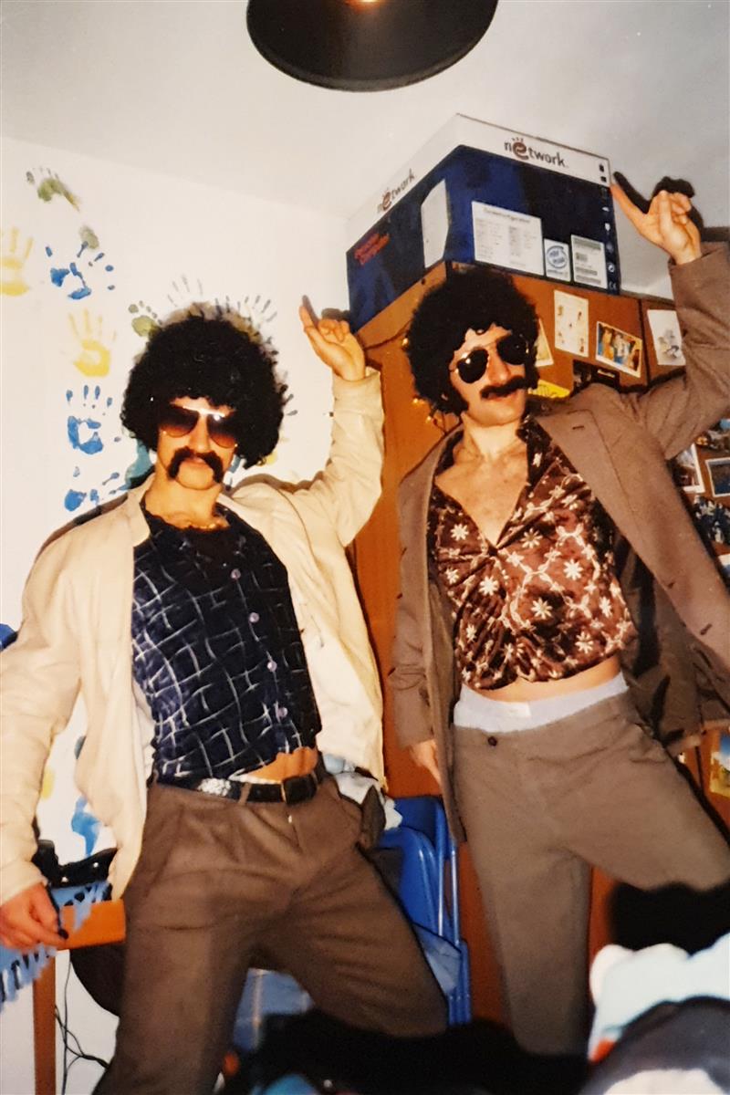 Angel und Freund als 70er Disco-Stars mit Afro-Perücken beim Beisl Fasching 2000