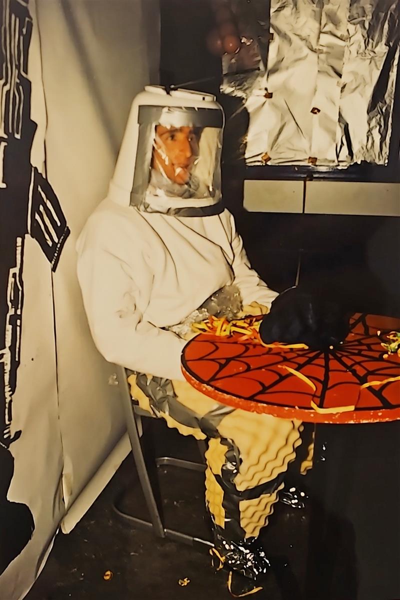 Angel in selbstgebautem Astronauten-Kostüm beim Schulzeit-Fasching