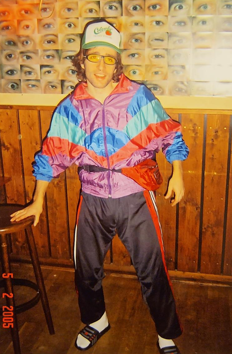 Angel im 80er Trainingsanzug und mit gelber Sonnenbrille beim Beisl Fasching 2005