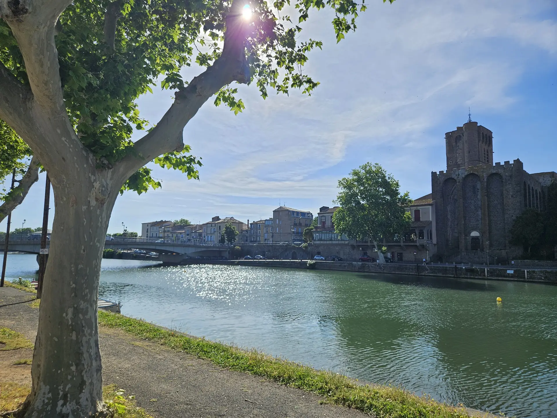 Agde mit Hérault-Fluss und der romanischen Kathedrale Saint-Étienne