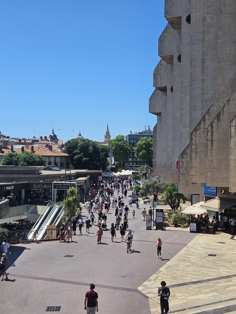 Belebte Fußgängerzone in Montpellier bei Sonne