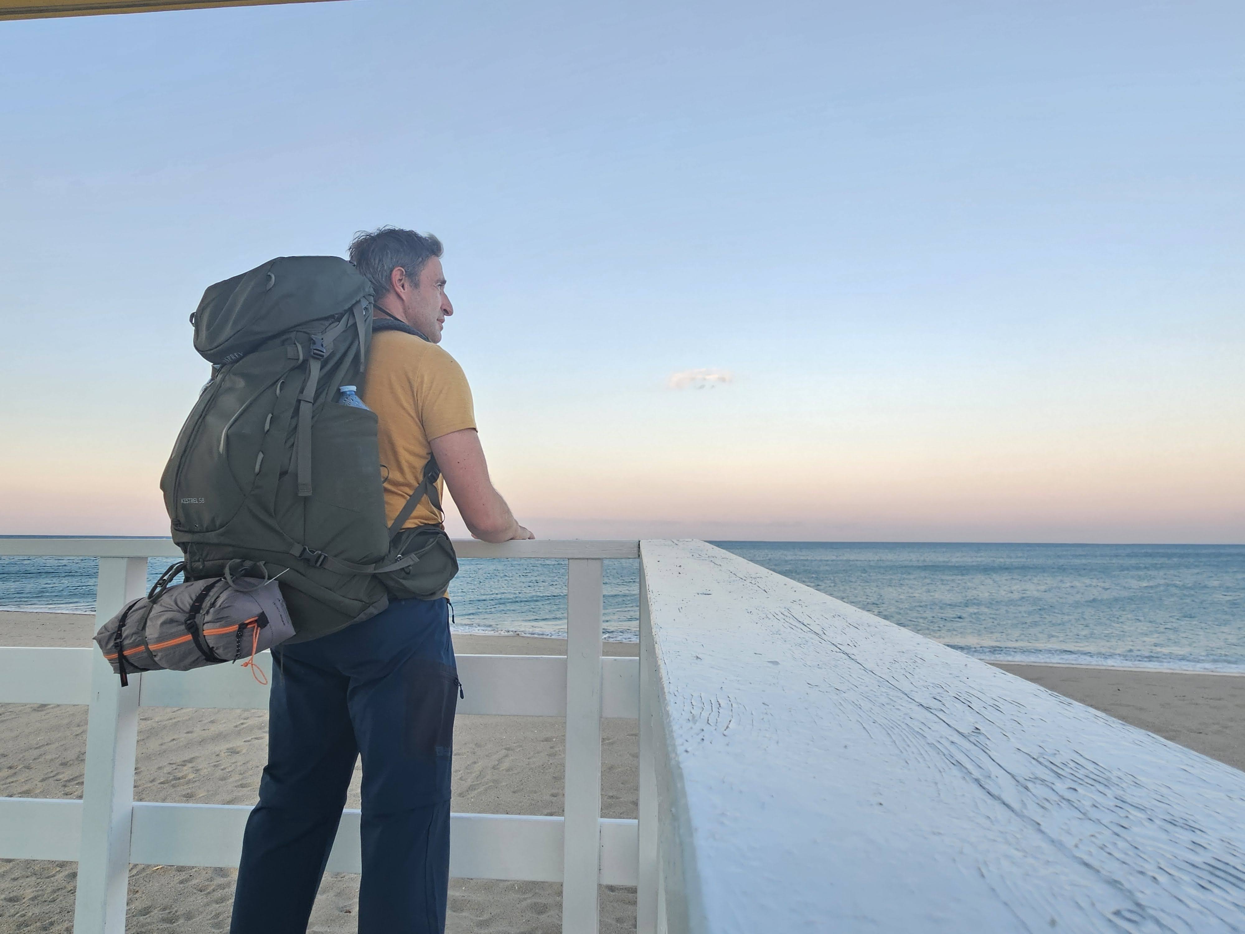 Angel Perez Valence beim Fernwandern an der Côte d'Azur bei Sonnenuntergang