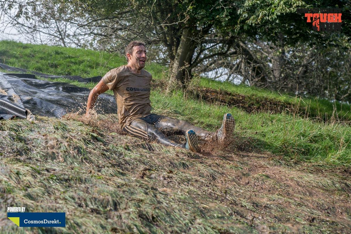 Angel beim Tough Mudder Hindernislauf mit CosmosDirekt