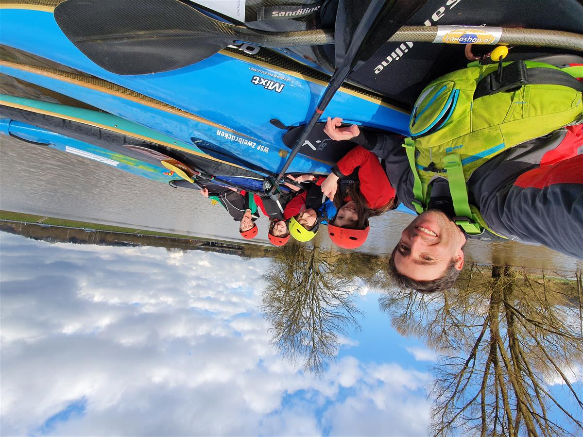 Angel Perez Valence als Kanutrainer mit jungen Athleten am Wasser