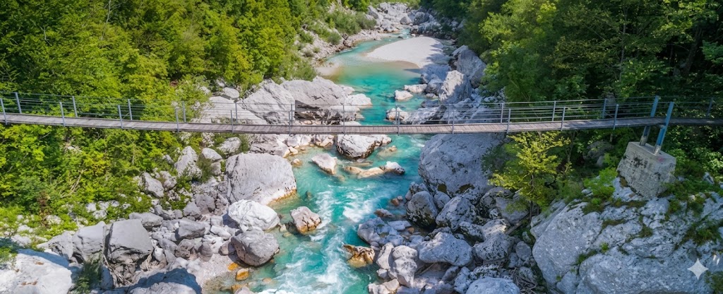 Die Soča in Slowenien — türkisblaues Wildwasser mit Hängebrücke